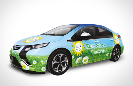 Car Wrapping mit Digitaldruck: Die Gauselmann Sonne, Blumen und saft grünes Gras auf einem blauen Ampera | Handmade Interactive Werbeagentur aus Lübbecke
